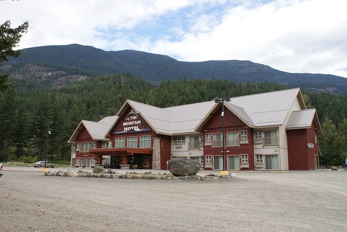 Front Entrance View of Lil'tem Mountain Hotel