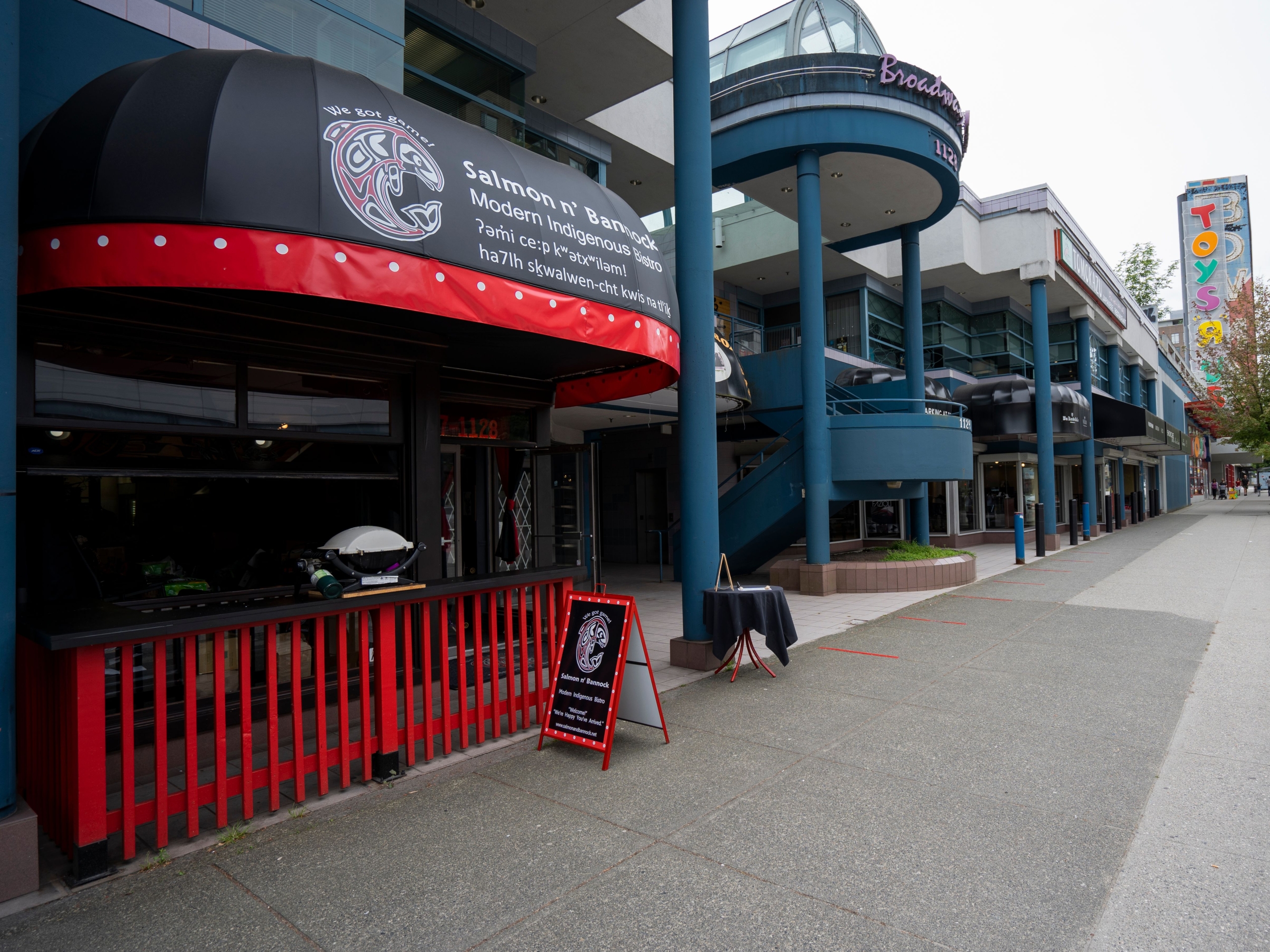 Exterior of Salmon N Bannock