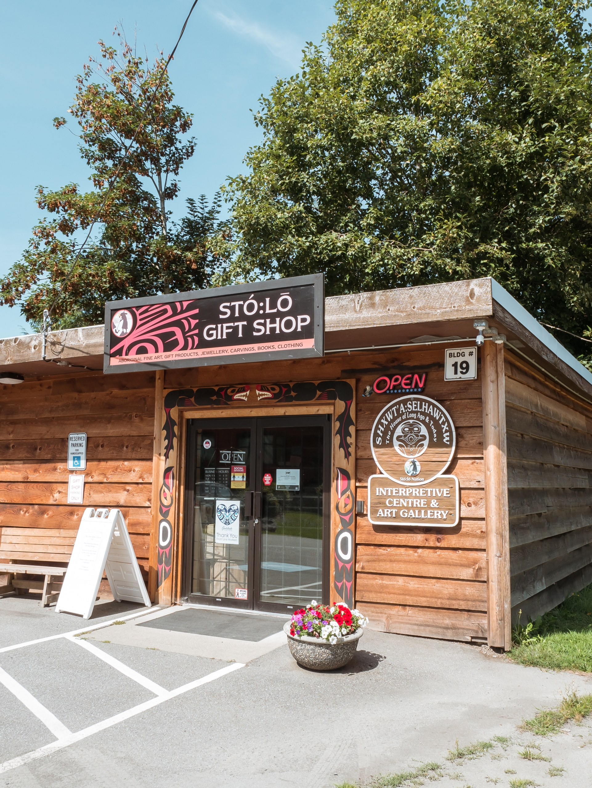 Exterior of Stó:lō Gift Shop, located in Chilliwack, BC